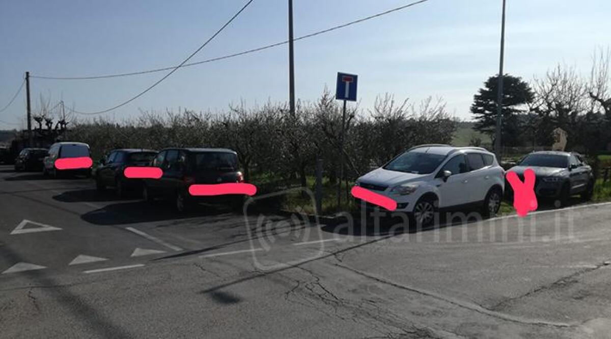 S.Ermete: troppe auto parcheggiate lungo la strada -