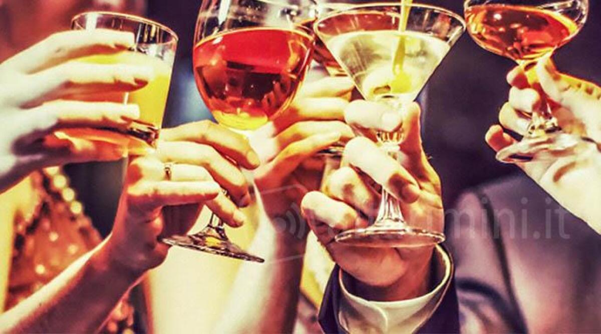 Bar di Rimini serve aperitivo a un gruppo di ragazzi: scattano le sanzioni - 