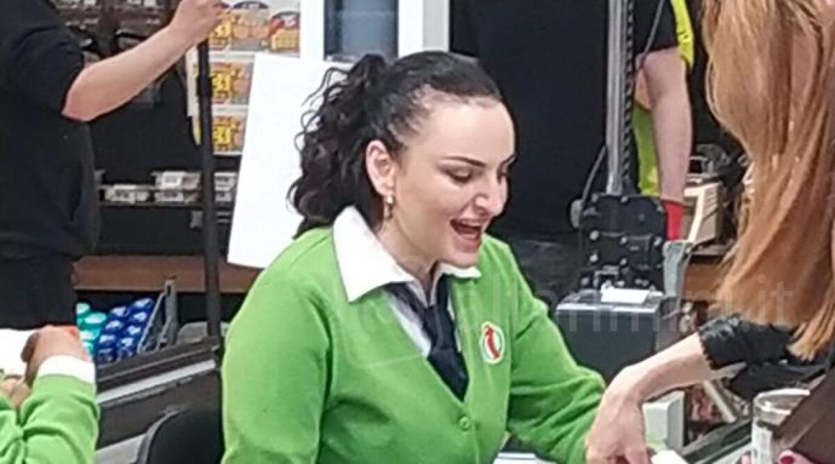 Arisa "la cassiera canterina" regala spettacolo all’Iper Rubicone -