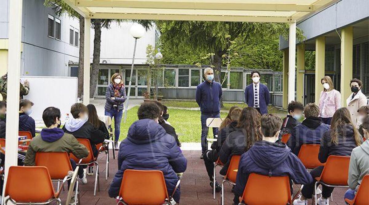 FOTO A lezione all'aperto nel giardino della scuola Bertola di Rimini - 