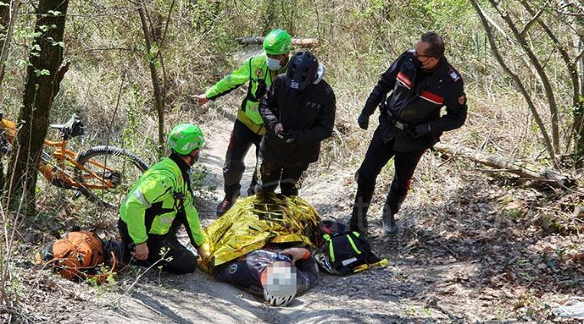 Cade in mountain bike durante una discesa a Saiano di Torriana, ciclista all'ospedale -