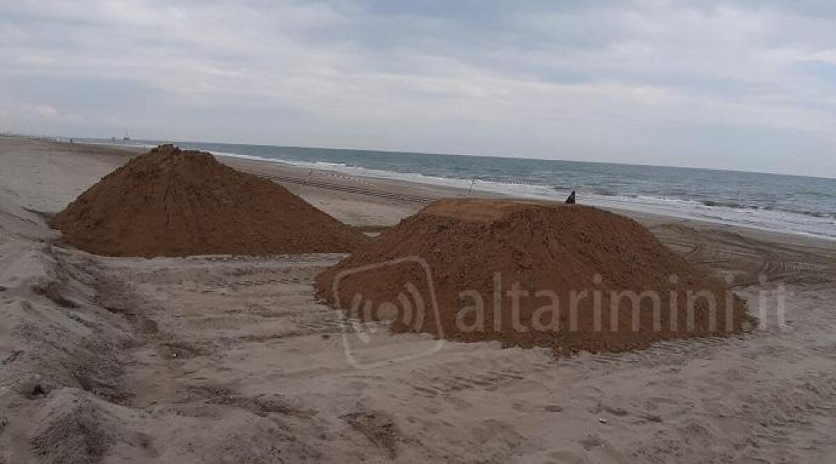 Riccione, ripascimento zona Sud: 10 mila metri cubi di sabbia di ottima qualità -