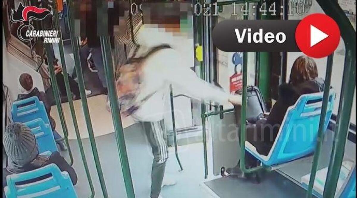 Preso lo scippatore e rapinatore: era l'incubo di Riccione. E' minorenne, il VIDEO di uno scippo -
