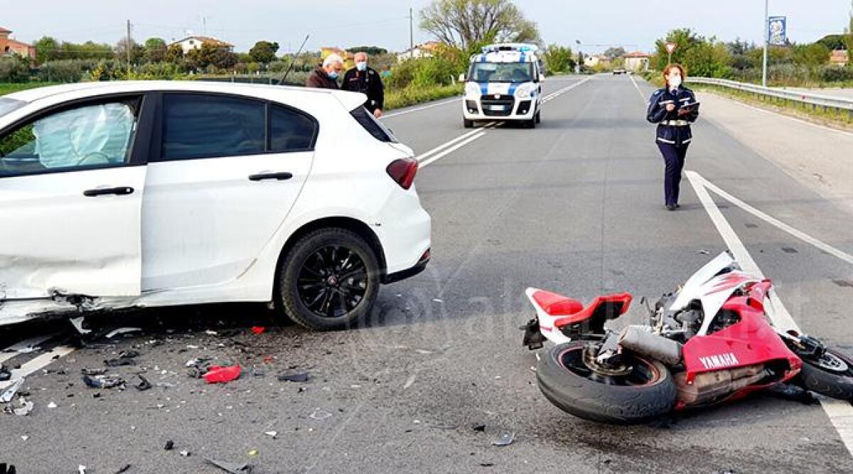 Esce dal distributore e centra in pieno la moto, grave un 27enne. Interviene l'elisoccorso - 