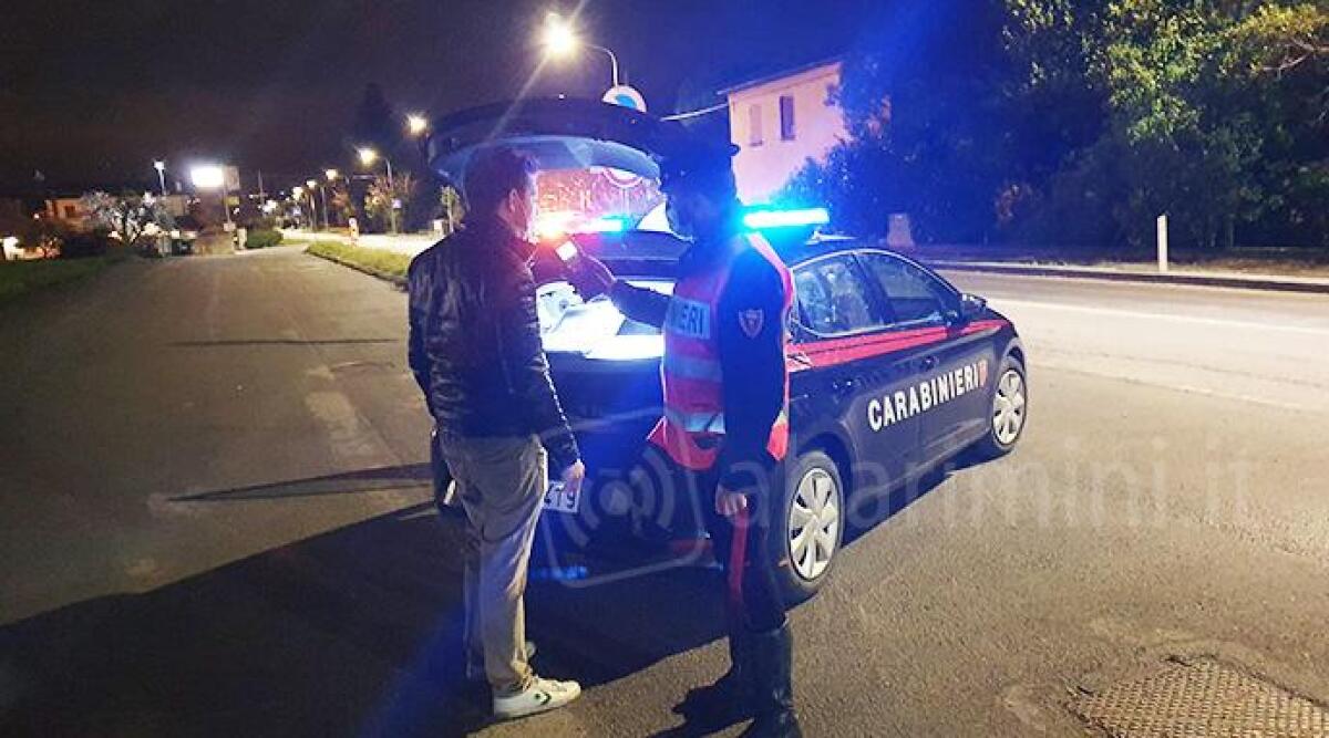 In auto con l'amico scappa dai carabinieri: inseguimento per le strade della Valmarecchia - Foto di repertorio