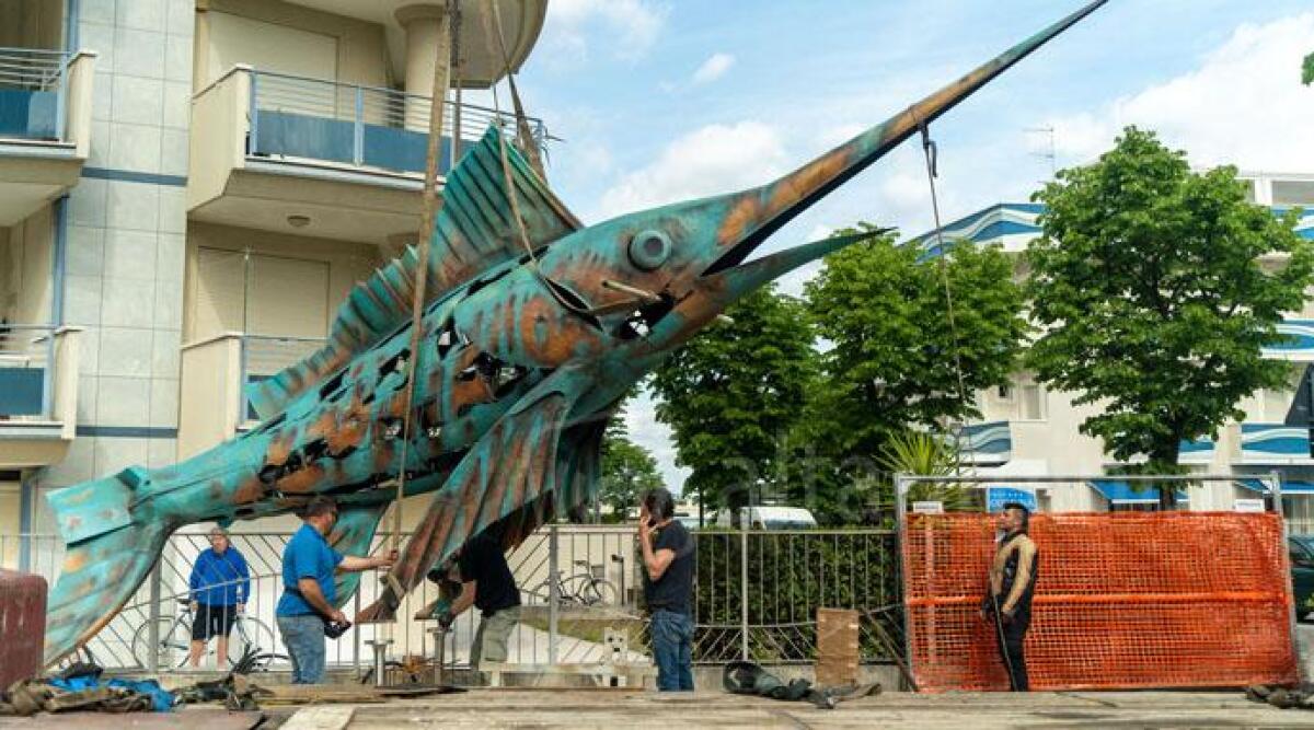 FOTO Titolare del ristorante La Cappa dona maxi scultura Mutoid a San Giuliano - 