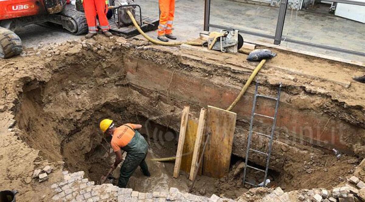 Si rompe tubo dell'acqua, si apre una voragine sul lungomare davanti al Barrumba - 