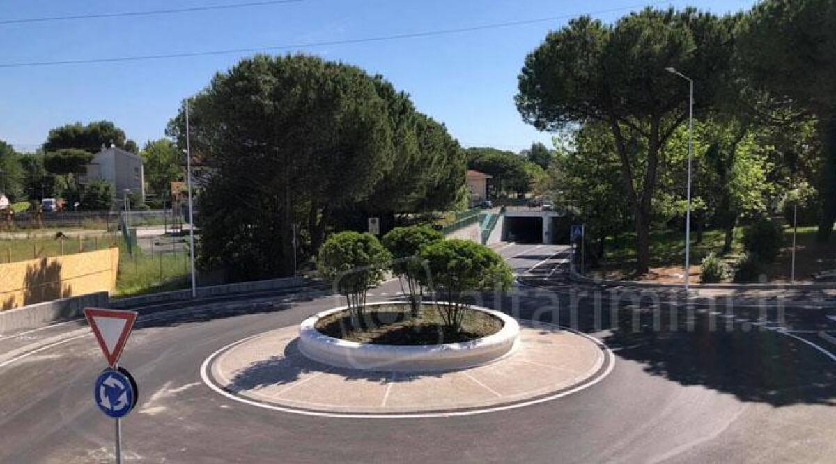 Riccione: attiva la nuova rotonda all'incrocio viali Da Verazzano-Limentani - 