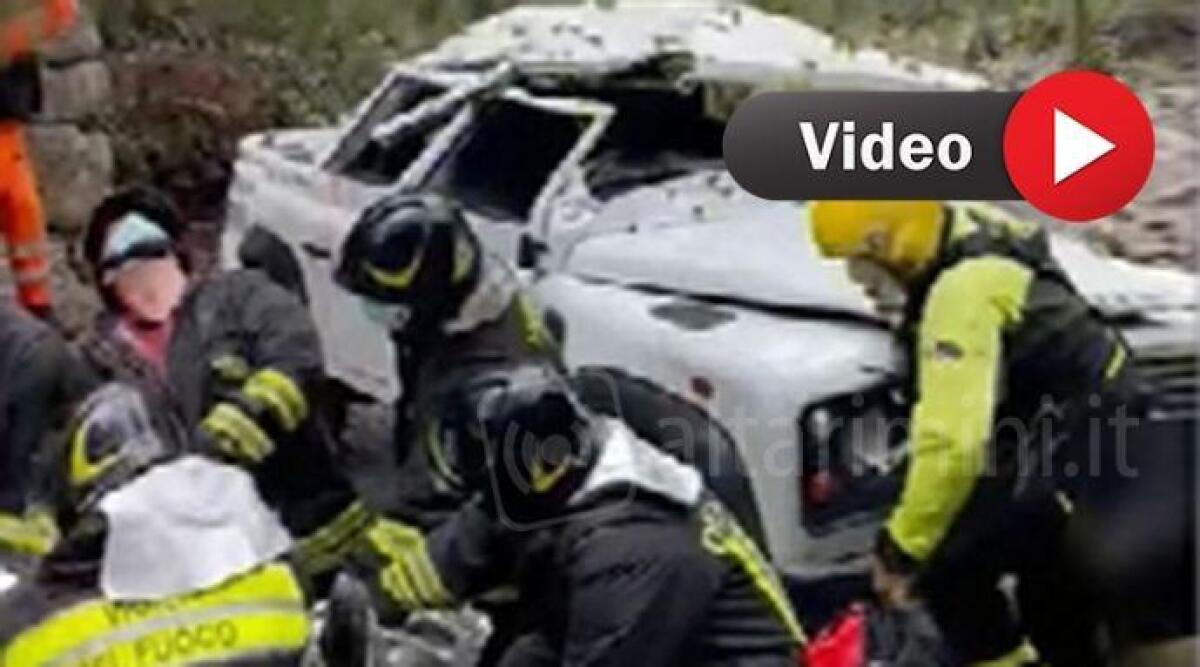 VIDEO Badia Tedalda: minivan con sei persone vola in una scarpata, feriti - 