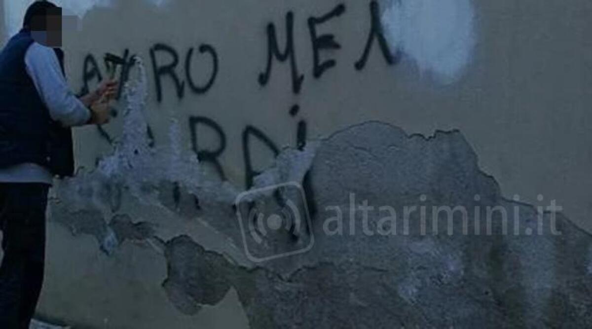 Scritte offensive sui muri dei bagni pubblici: assolto 53enne riccionese - 