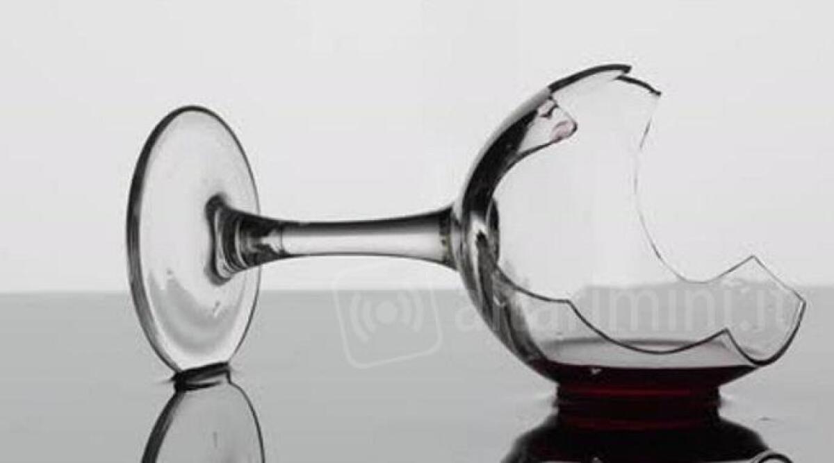 Gli spacca un bicchiere di vino in faccia e lo sfregia, arrestato 53enne a Riccione - 