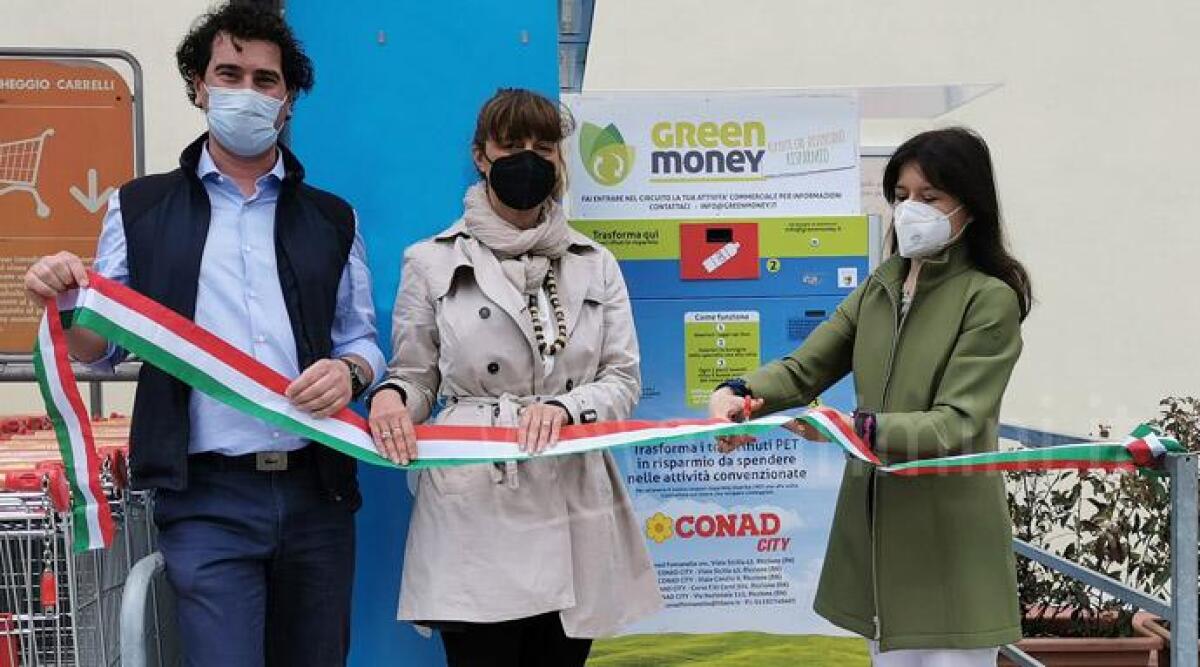 Buoni spesa in cambio di bottiglie di plastica: l'iniziativa al Conad City di Riccione viale Sicilia - 