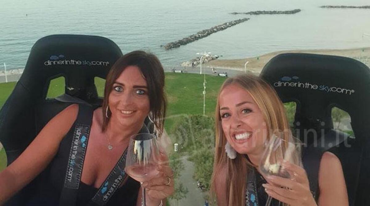 Dinner in the sky: ripartono dopo il Covid le cene a 50 metri d'altezza -