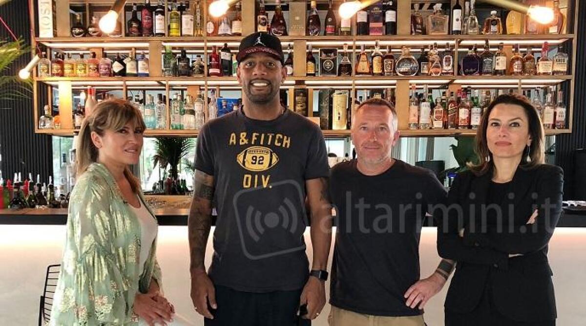 Riccione, il terzino Maicon Douglas Sisenando arriva in viale Ceccarini - 