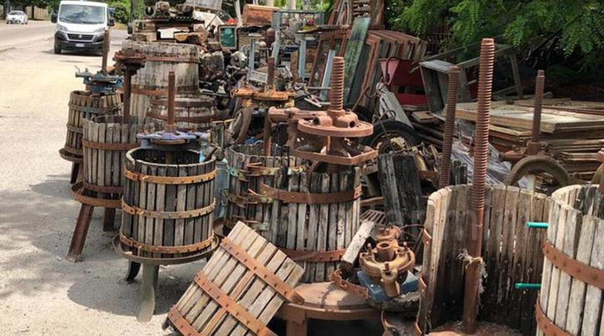 L'ispezione, la Bottega d'arte sarebbe una discarica abusiva. Coniugi a processo -