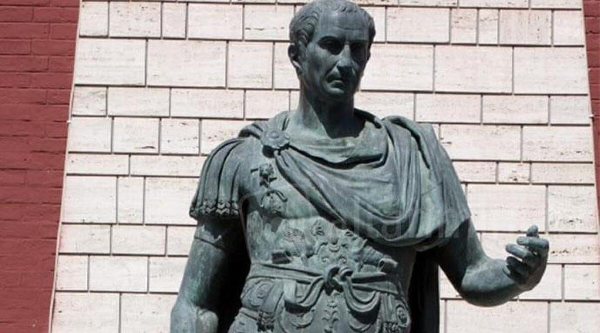 Statua di Giulio Cesare in piazza Tre Martiri: Anpi Rimini dice no -