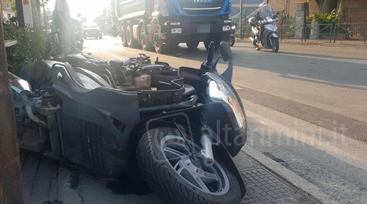 Incidente a Santa Giustina, schianto tra moto e camion: centauro grave in ospedale -