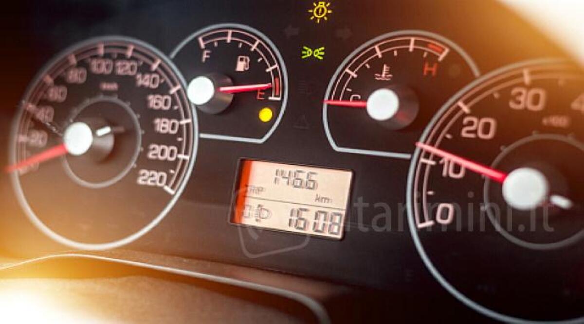 Chilometri ritoccati, scoperto il raggiro delle auto usate: denunciati due rivenditori riminesi - 