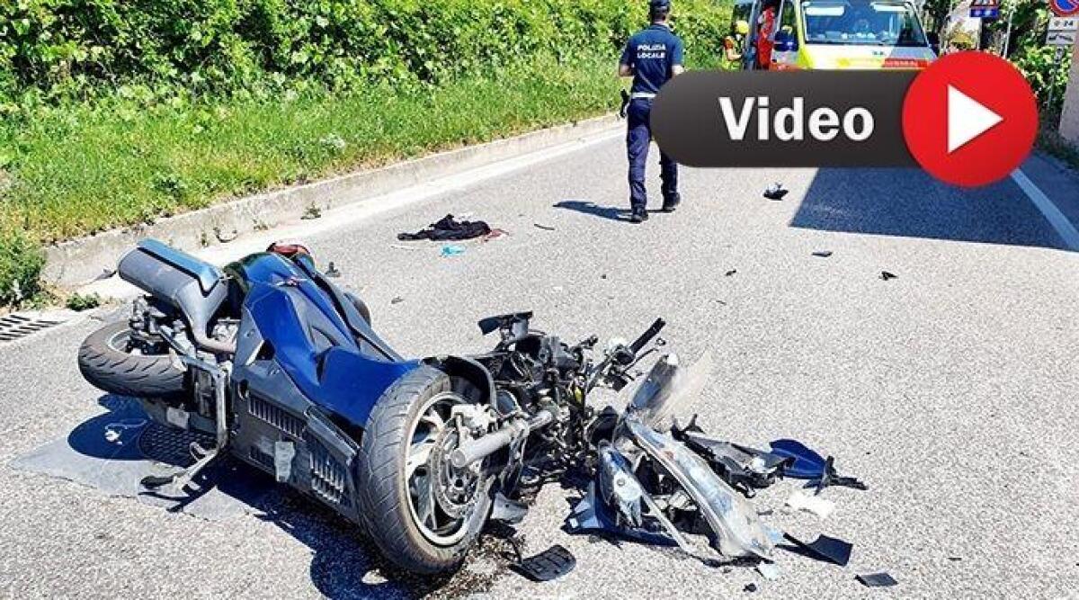 VIDEO Grave scontro tra auto e scooter in zona Grotta Rossa, interviene l'elisoccorso -