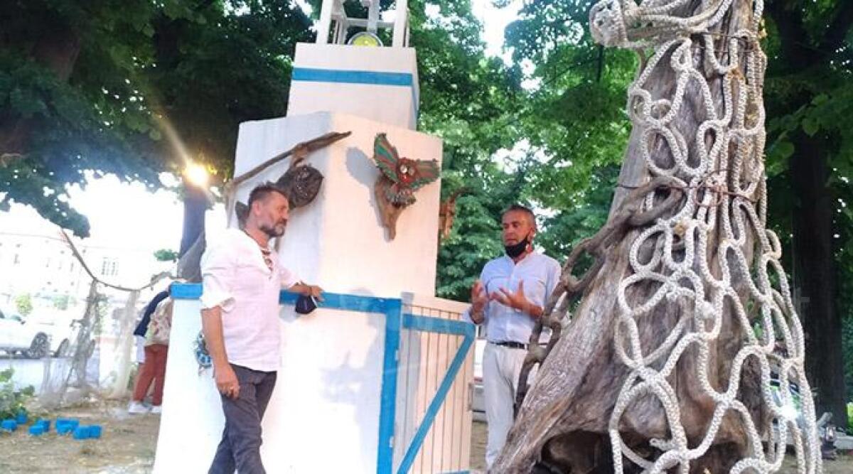 San Giovanni, un'installazione artistica realizzata con materiali di recupero e riciclo - 