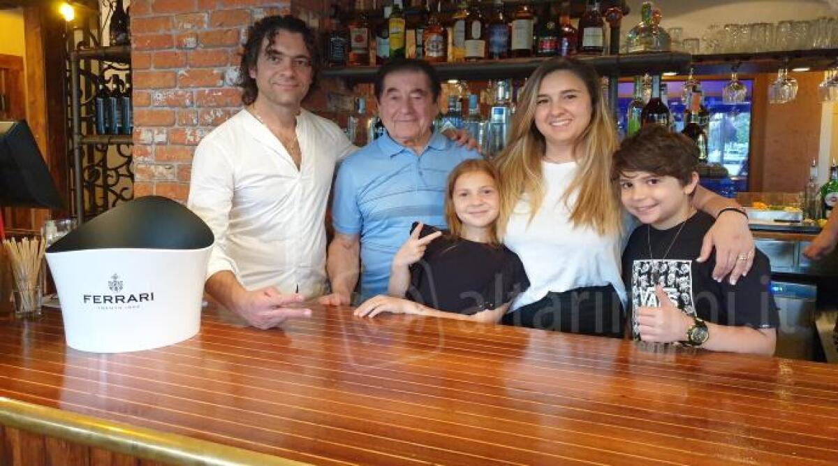 Riccione, sfida la crisi post Covid e riapre lo storico Pub Time con la famiglia -