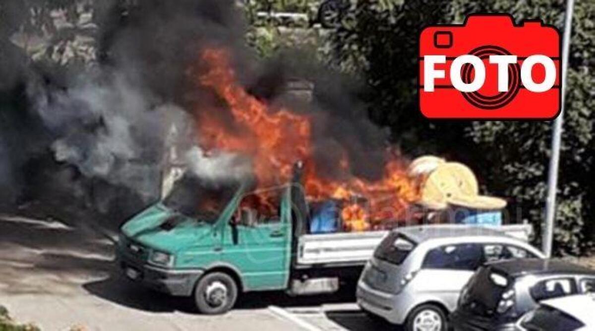 Un boato, poi le fiamme: incendio al complesso Leon Battista Alberti: coinvolti un furgone e due auto - 