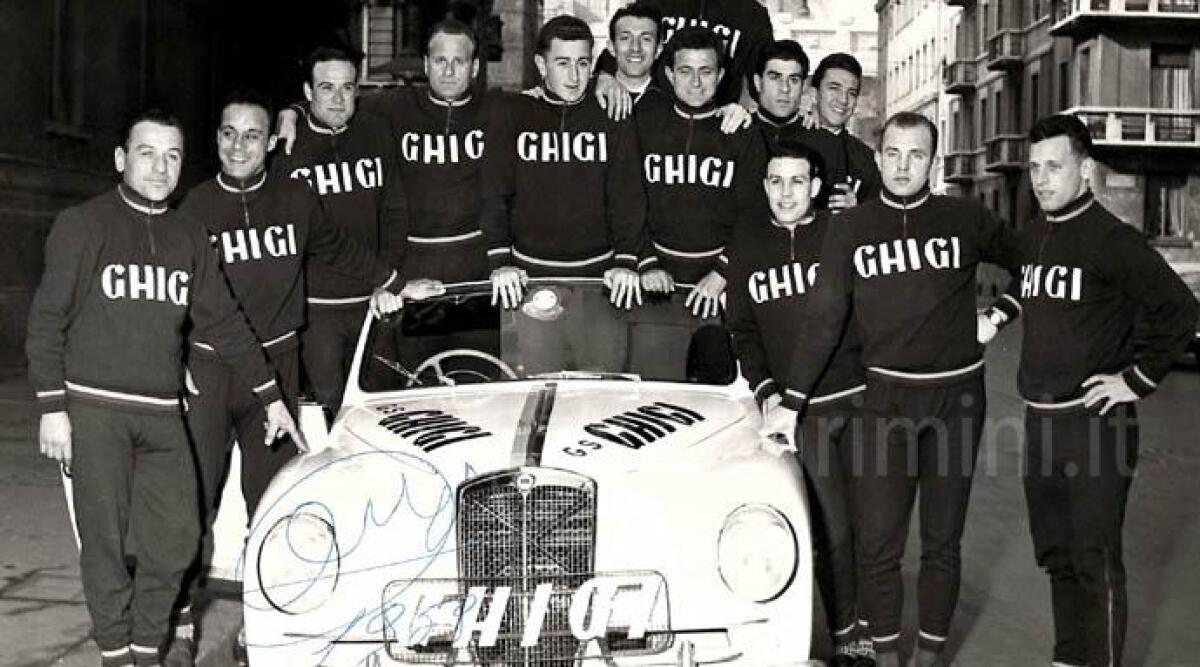 La mitica Alfa Romeo della squadra ciclistica Ghigi in parata: il pastificio compie 150 anni - 