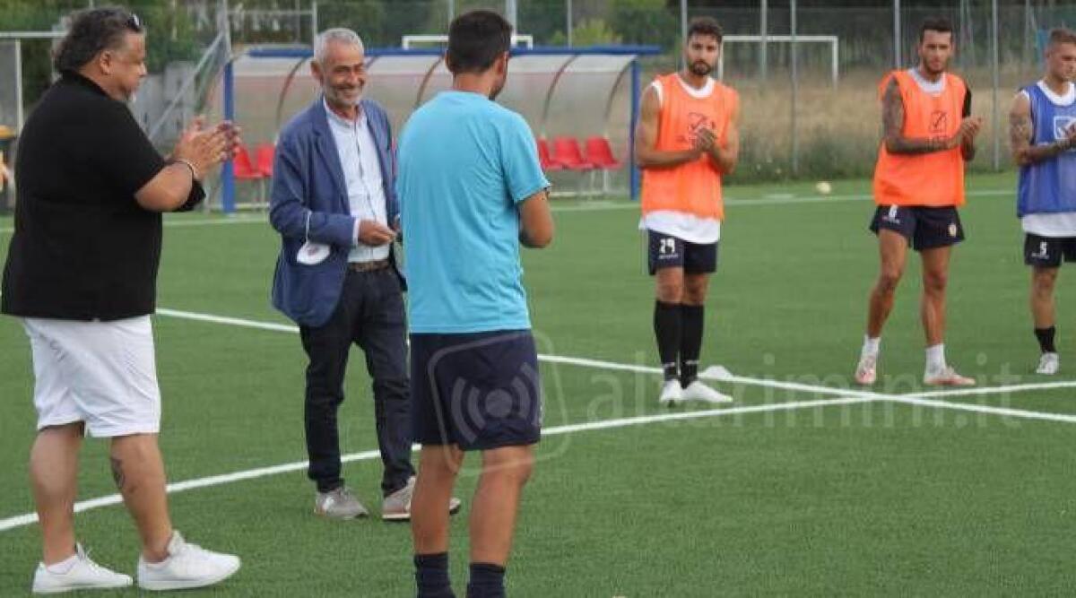 Cattolica Calcio, il sindaco Gennari al raduno. Preso anche l'attaccante Lorenzo Nisi -