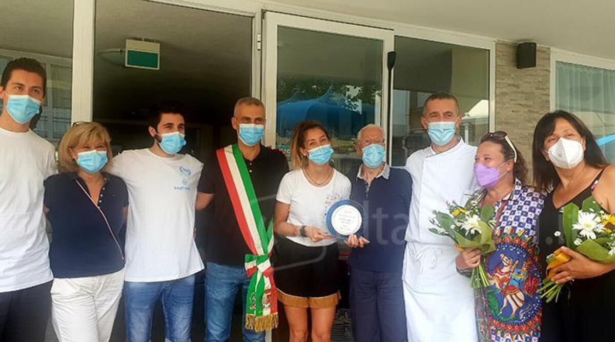 Turista d'oro, a Rimini da ben 50 anni: premiato il fedelissimo dell'hotel Bagli di Rivazzurra - 