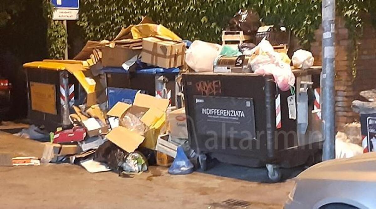 Rimini, lo sfogo: "Rifiuti fuori dai cassonetti, spacciatori e ubriachi" - 