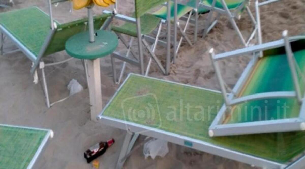 Vandali a Bellaria Igea Marina: danneggiati tre stabilimenti balneari - 