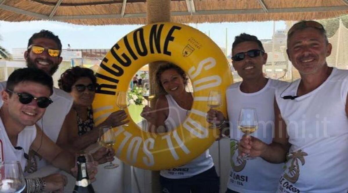 Due bagni e un bar per un chiringuito: aperitivi con i piedi sulla sabbia e servizio sotto l&rsquo;ombrellone, la zona nord di Riccione rinasce - 