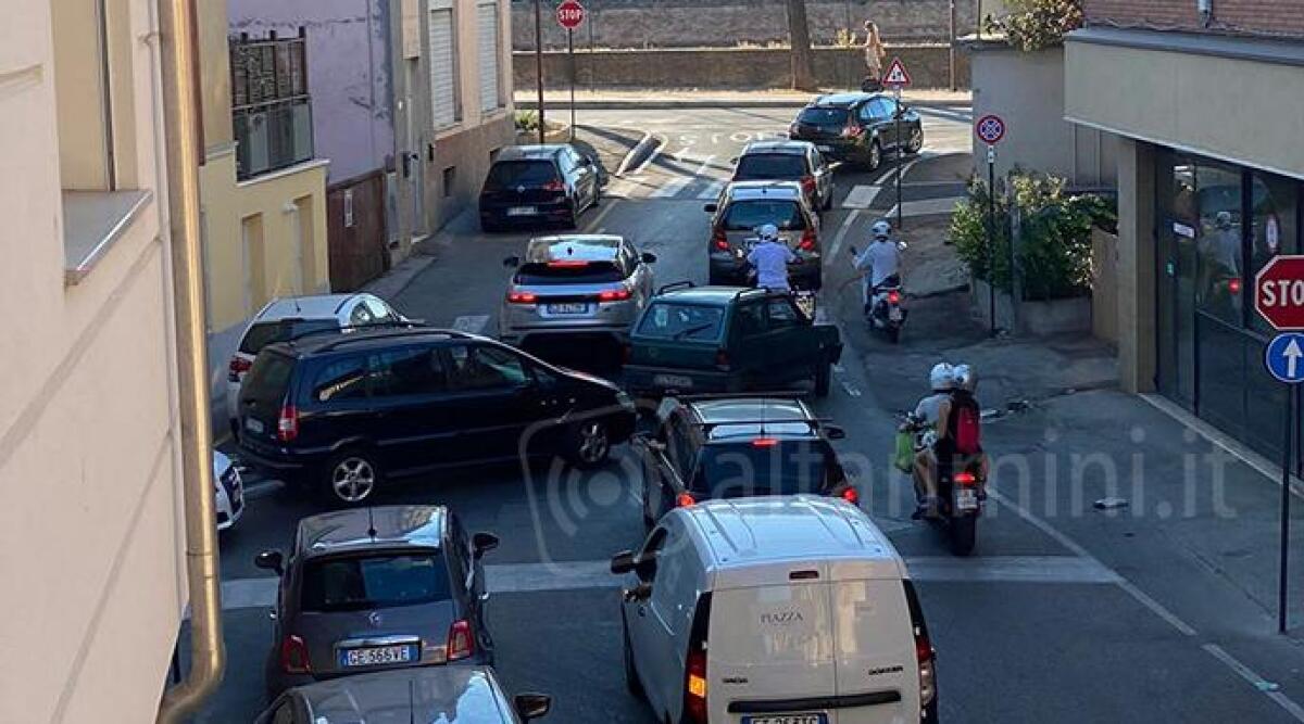 Caos viabilit&agrave; in centro storico a Rimini, insorgono i residenti di via Ducale - Ingorghi lungo via Ducale all'imboccatura con via Circonvallazione Occidentale ARCHIVIO