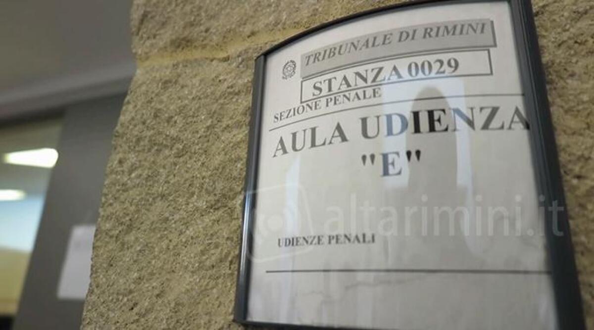 Insulti omofobi al vicino di casa: padre e figlia a processo - Interno Tribunale di Rimini