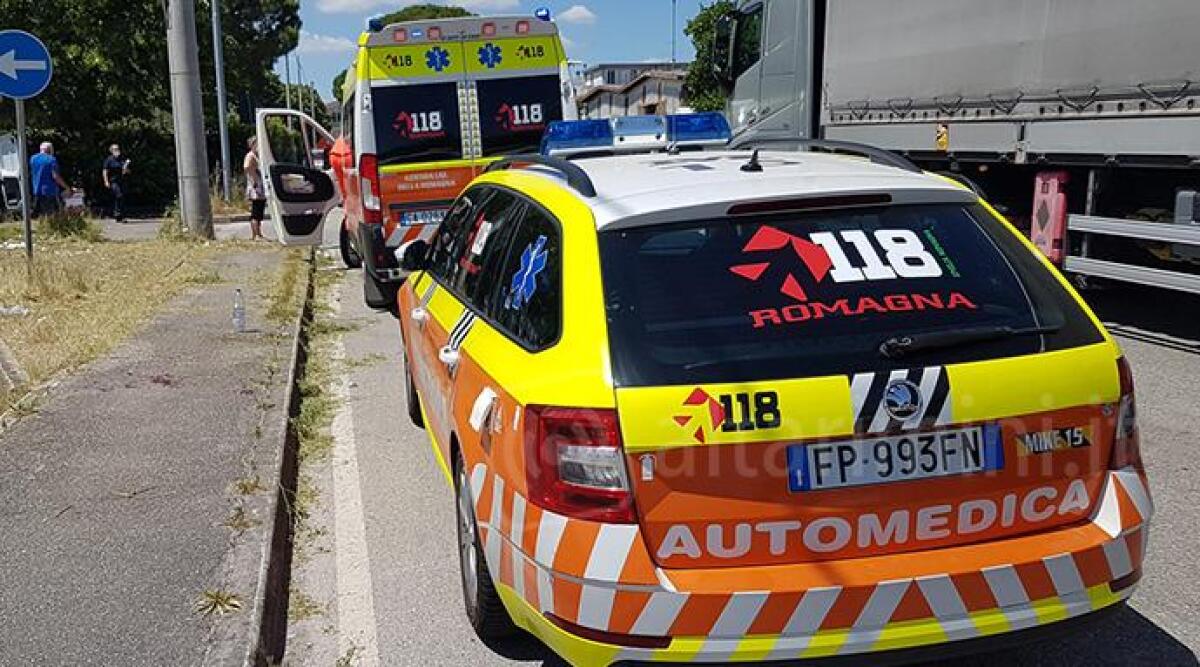 Sbalzato dallo scooter dopo lo scontro con un furgone: ferito scooterista - 