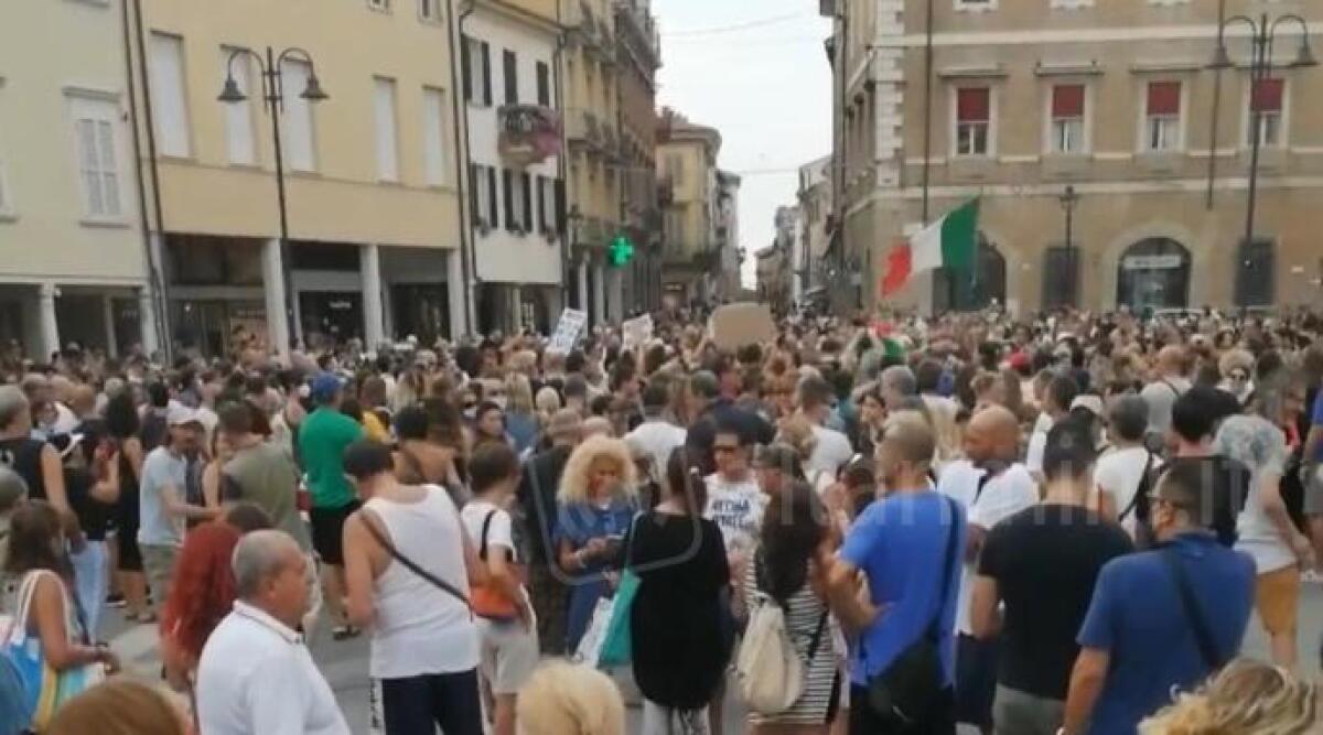 Manifestazione "no Green Pass", avvocati riminesi contro colleghi che hanno partecipato - 