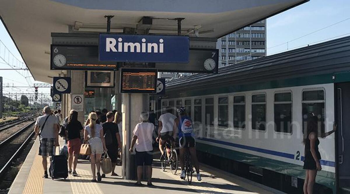 Oltre 160mila posti nel weekend sui treni regionali per la Riviera - La stazione di Rimini