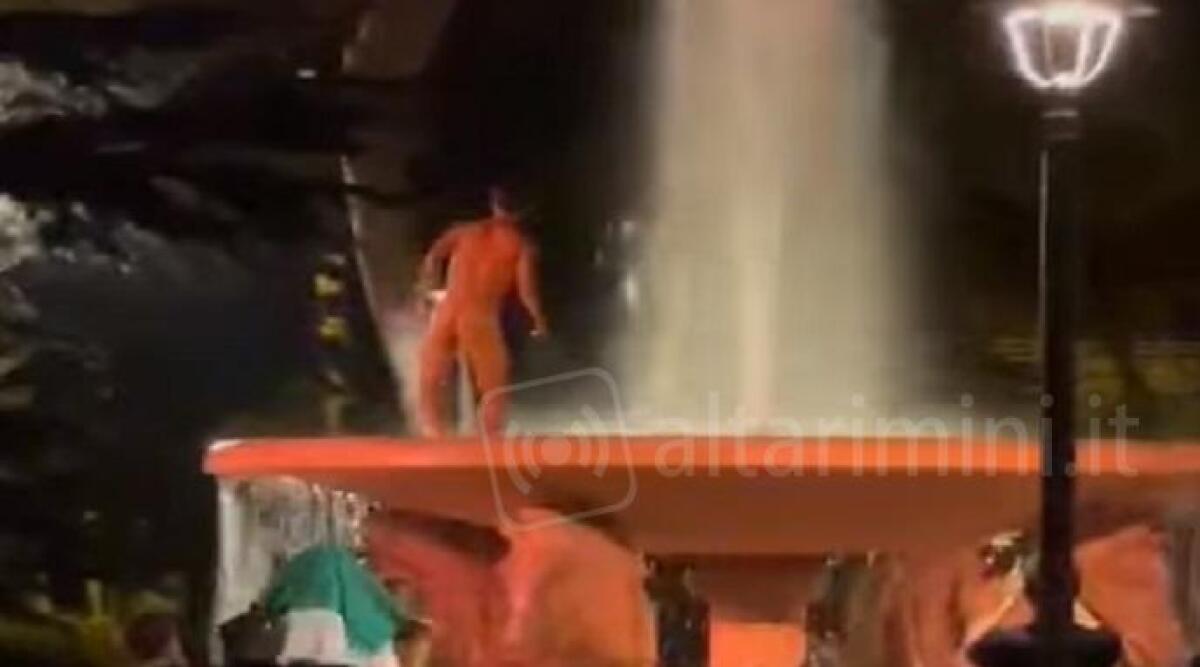 Europei: nudo in cima alla fontana a Rimini per festeggiare la vittoria dell'Italia - 