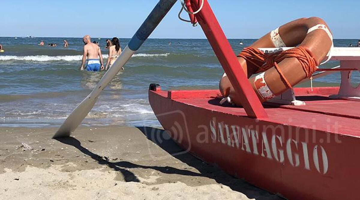 Spettacolare salvataggio in mare, due marinai fuori servizio recuperano coppia di turisti al largo - 