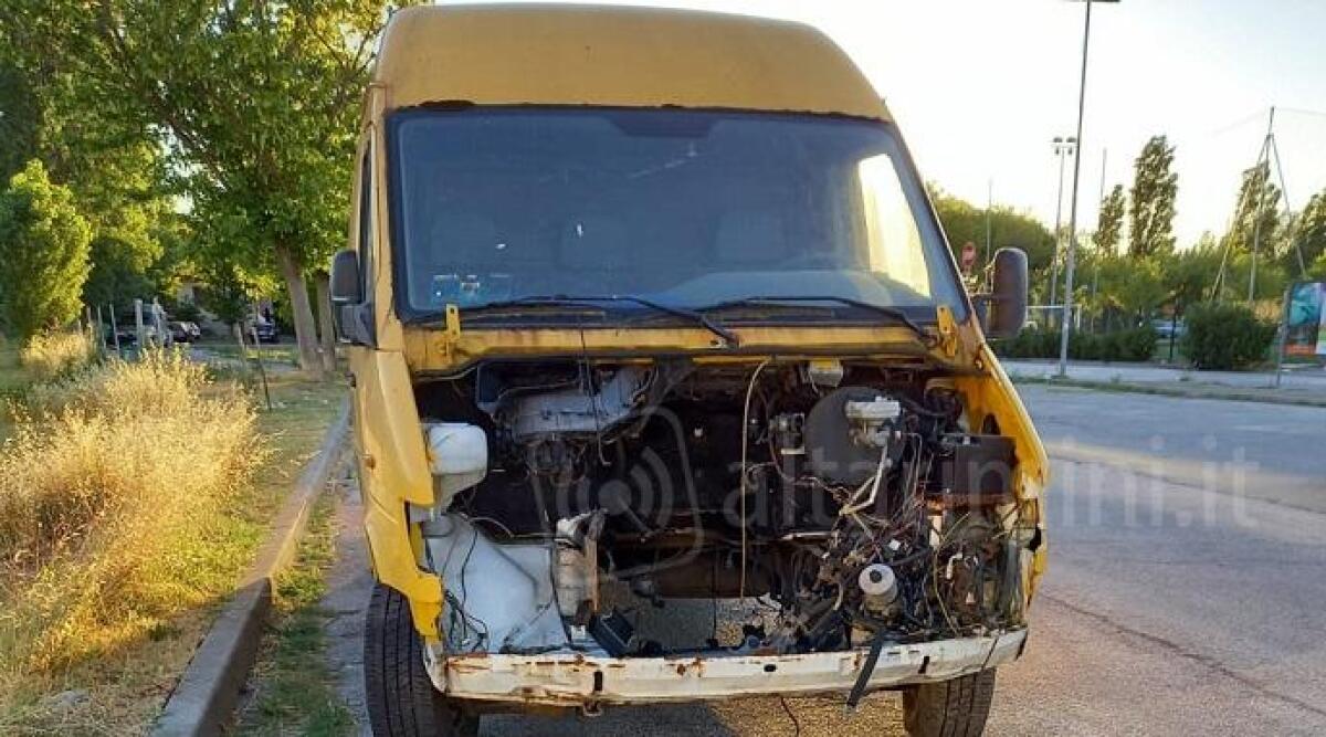 Senza motore e senza targa, furgone abbandonato a Rimini. La segnalazione -