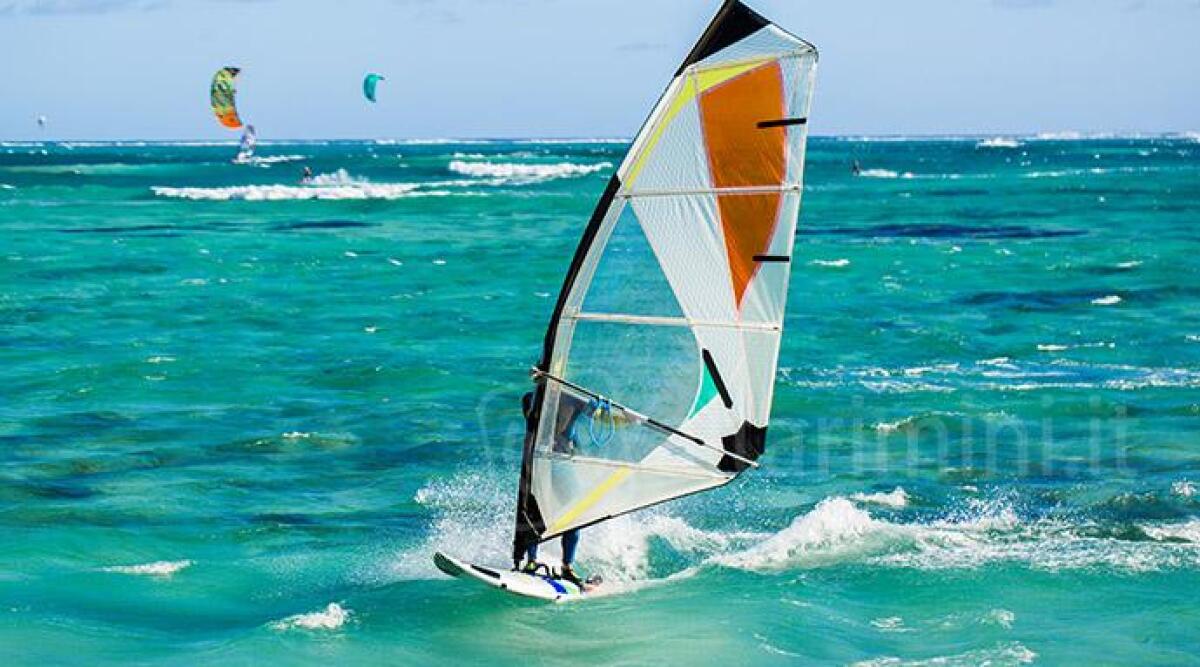 Catamarani, derive, windsurf: un esercito di vele nel ricordo di Bauer, Deriu e Paolini -