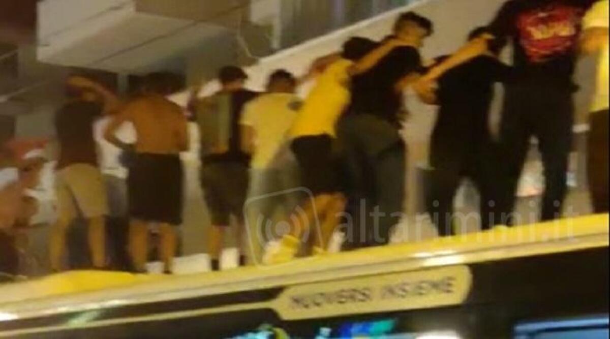 Rimini: festeggiano l'Italia assaltando un autobus, Start Romagna denuncer&agrave; i responsabili - 
