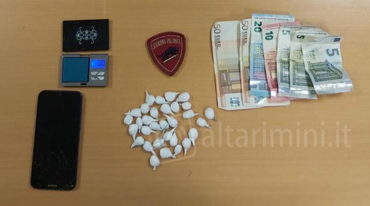 Pusher fermato dalla Polizia: abbandona la bici e scappa a piedi. Arrestato - 