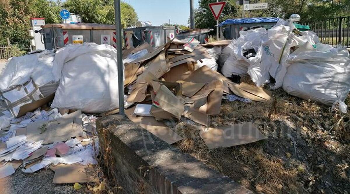 A Poggio Torriana sacchi sparsi in zona Colombare -