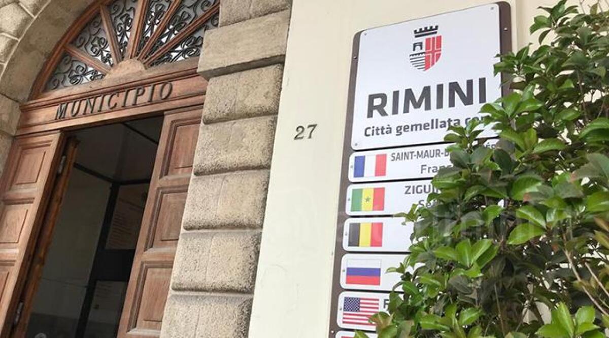 Patto tra cittadini e comune di Rimini per la cura dei beni pubblici, ok al regolamento - Ingresso Municipio