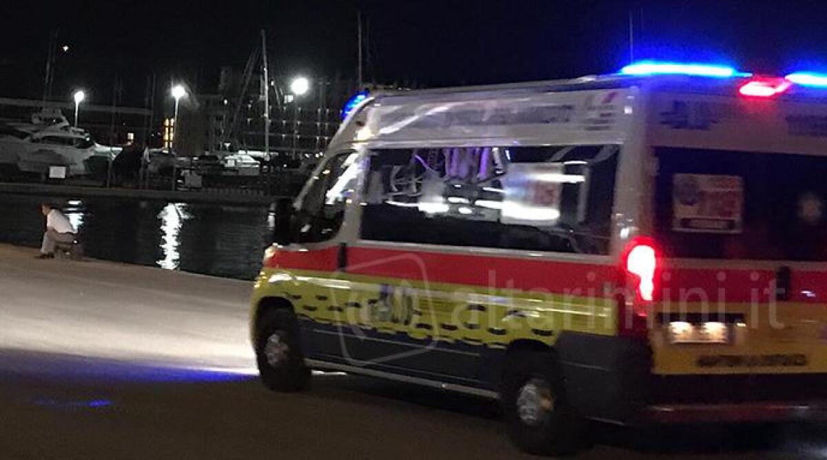 Abuso di alcol, tredicenne finisce in ospedale - Ambulanza ARCHIVIO