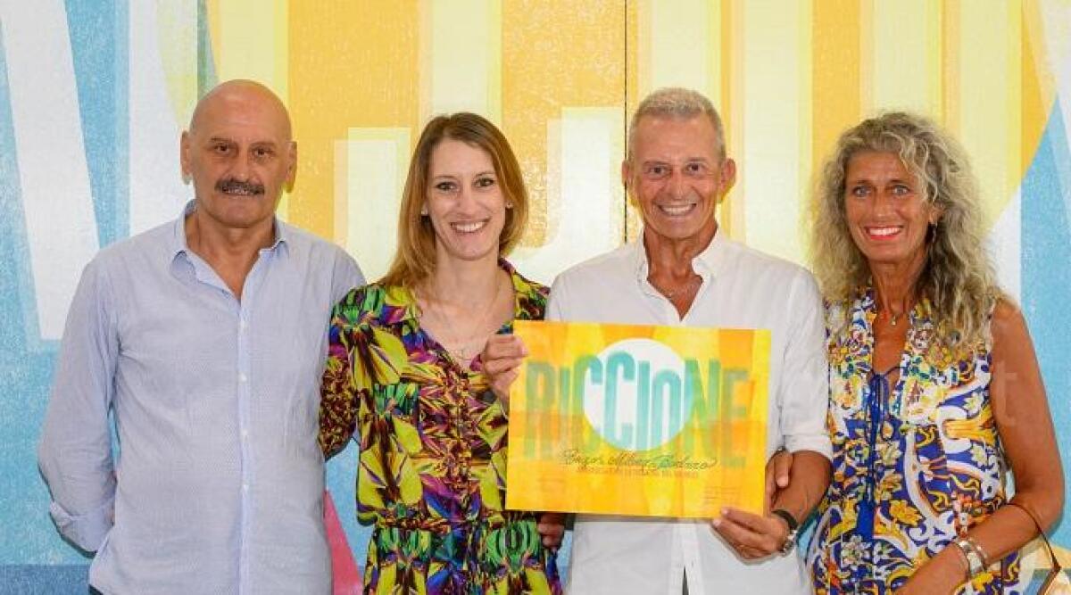 Da 20 anni stessa spiaggia, stesso mare e stesso hotel. Due turisti premiati a Riccione - 