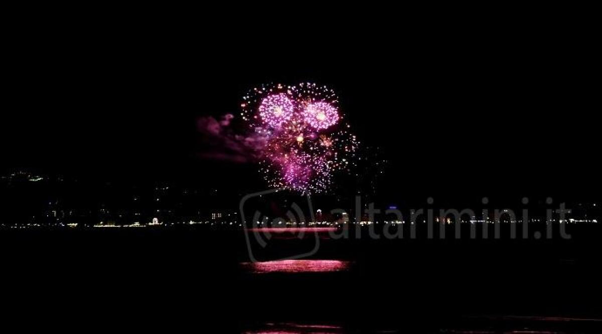 Misano Adriatico festeggia Ferragosto con spettacolari fuochi d'artificio -