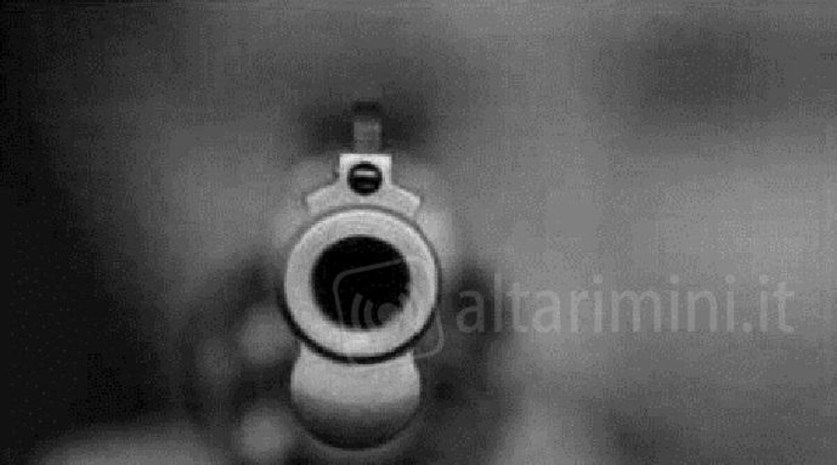Riccione, armato di pistola scacciacani spara 7 colpi in aria - 