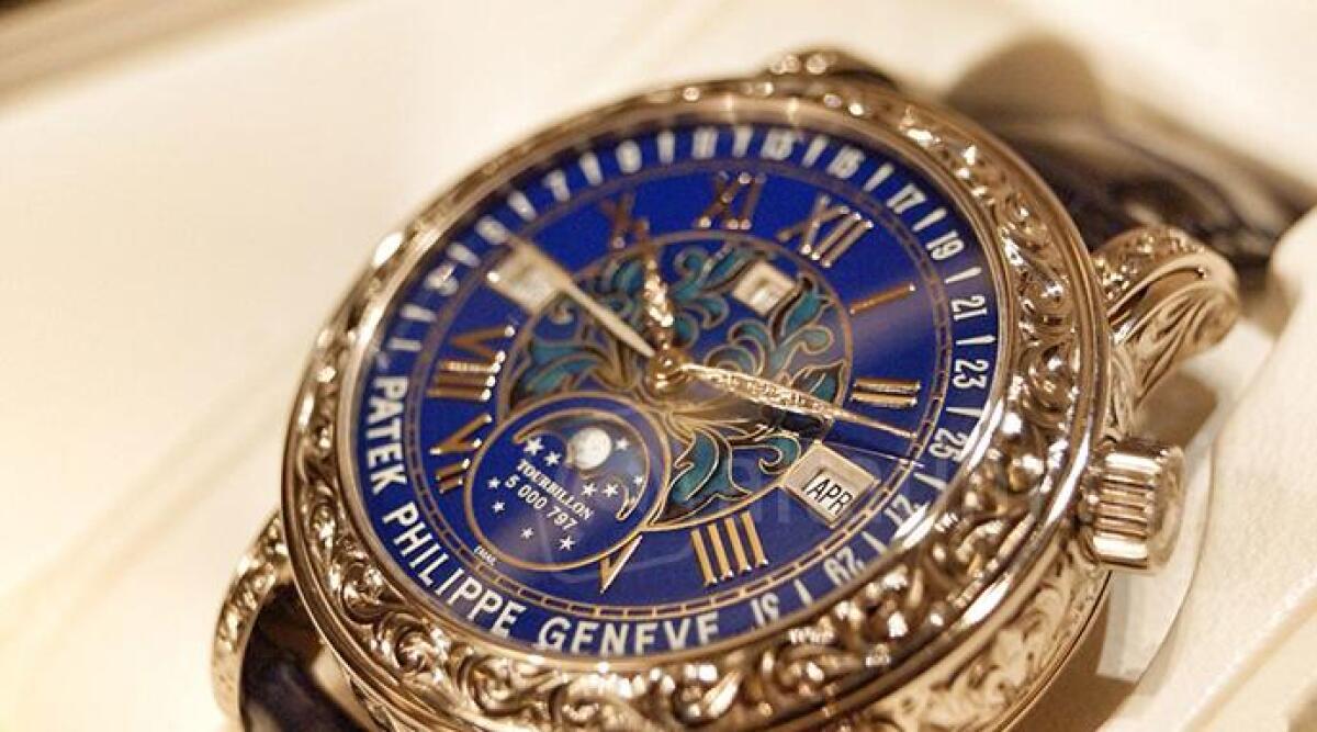 Rapinato dopo l'aperitivo, gli strappano un orologio da 50mila euro - 